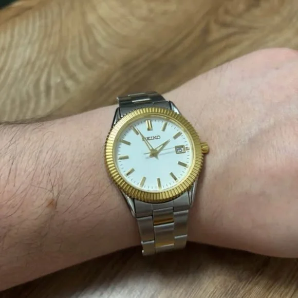 Vintage Seiko Quartz Two-Tone Watch – Japan-Made – Fluted Bezel - Picture 4 of 5